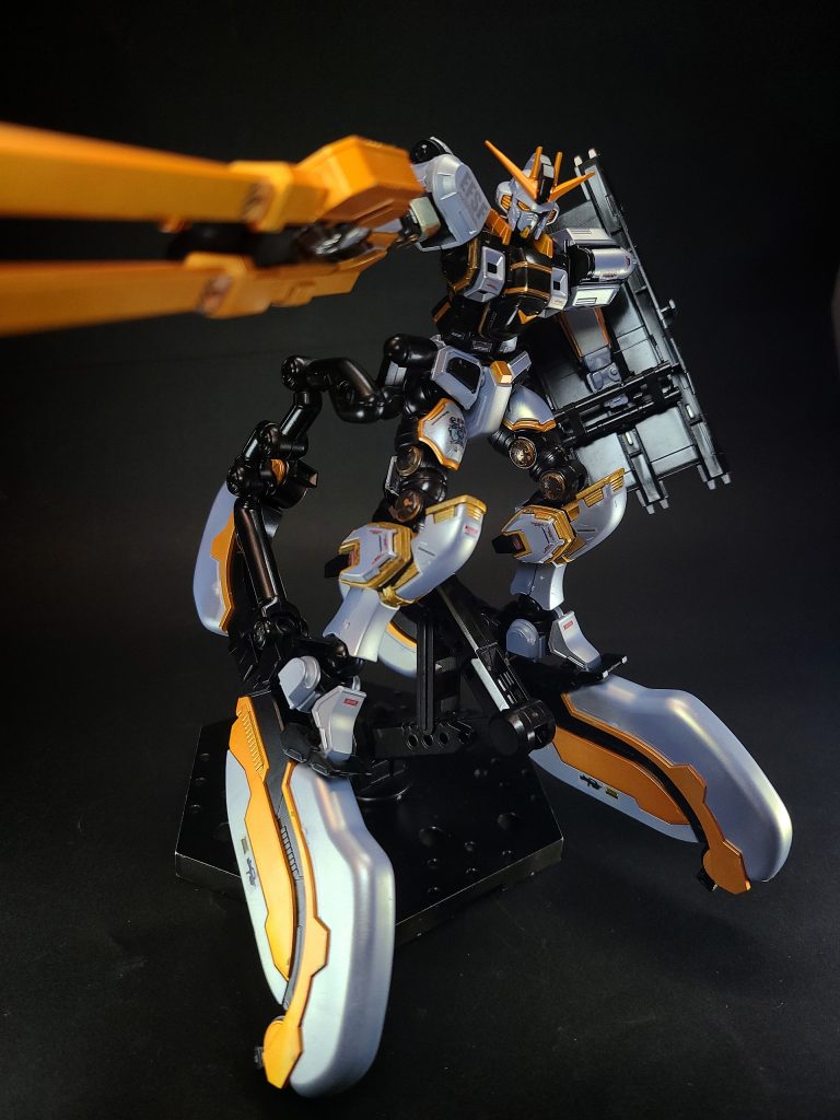 ブレードシールドアトラス専用の大型シールド。表面に多数のブレードが備えられている。頭部と胴体を覆い隠す程の防御面積を持ち、至近距離からのビーム砲撃にも耐える超耐熱性を誇る。OVA版ではブレードがオミットされている。