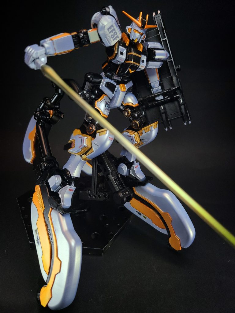 ヴェロス・メデューサ (メデューサの矢)OVA版にてブレードシールドに追加された補助兵装。13連装のニードル発射装置が8基あり、シールド両側にブレードと入れ替わる形で装備されている。発射されたニードル弾は敵機のセンサーや隙間などに突き刺さり、発泡性硬質化ベークライトを噴出させる。泡は徐々に膨らみながら固まることで敵機の動きを阻害し、内部機構を破壊する。