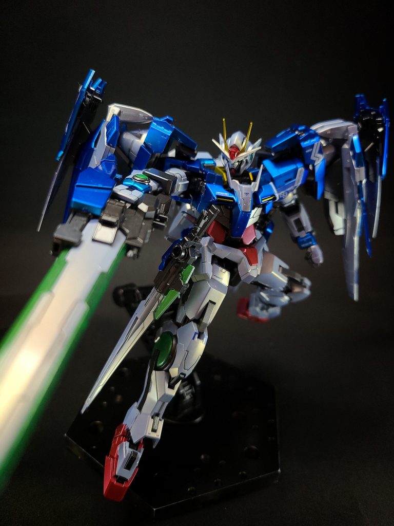 もはや本機は「ガンダムを超えた存在」であり、その事により名称から「ガンダム」が外されている。また、トランザムライザー時の超絶的な戦闘力を考慮し、GNヘビーウェポンは用意されず、GNソードⅢのみの追加となっている。…だが、この機体が生み出された本当の目的は「人類の変革を促す」為であった。
