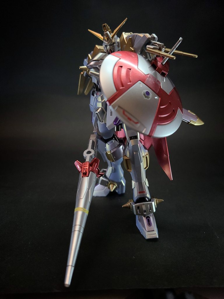 増加した本体重量とのバランスを考慮した結果、ベース機が多数装備していた武装類が整理されており、新たに装備された武装類も遠近両方のレンジで使用可能なショットランサーを主武装としたシンプルな構成に変更され、扱いやすさを重視したチューニングが施されている。これらの改造は極めて正統派のビルドカスタムであり、扱うダイバーの能力がハッキリと表に出る正直な機体と言える。