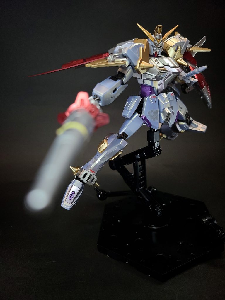 KT-S02E ガラティン ロングソード左腰に帯刀されているロングソードをかたどった実体剣。ビームサーベルに匹敵する切れ味を誇る。