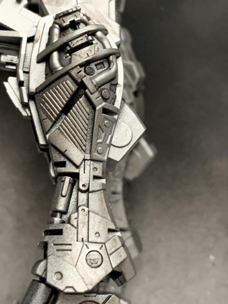 フレームは黒サフ後にシルバーをムラある感じで塗り、ブラウンなどで墨入れした結果、いい感じの汚れ具合になったと思います。