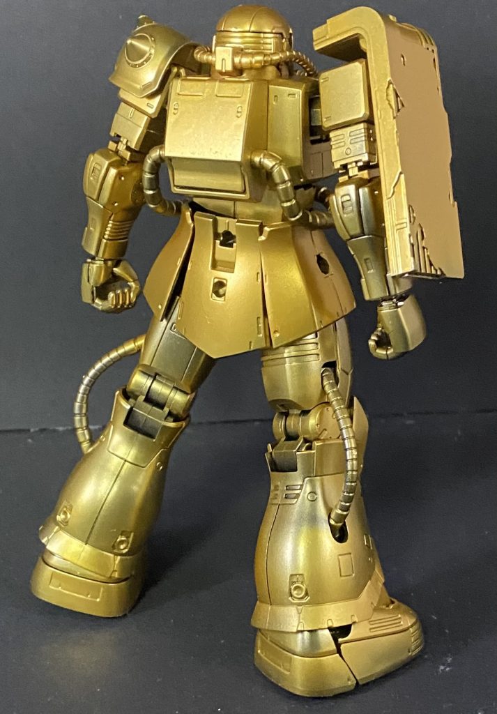 フロント&リア全身黒下地からのスターブライトゴールド一色です。色調変えて塗ろうかとも思いましたがゲーム画面では全身同じ色に見えたんで単色塗りにしました。