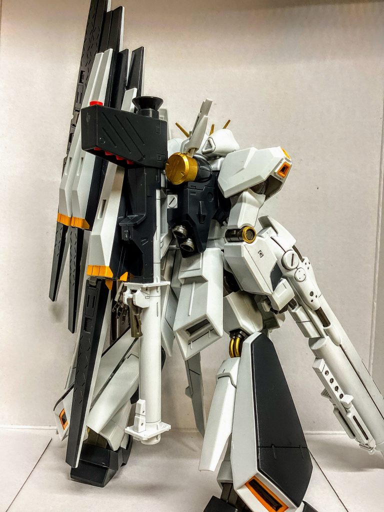 RGハイニューのイメージで関節中心にあちこちにゴールドを入れました。