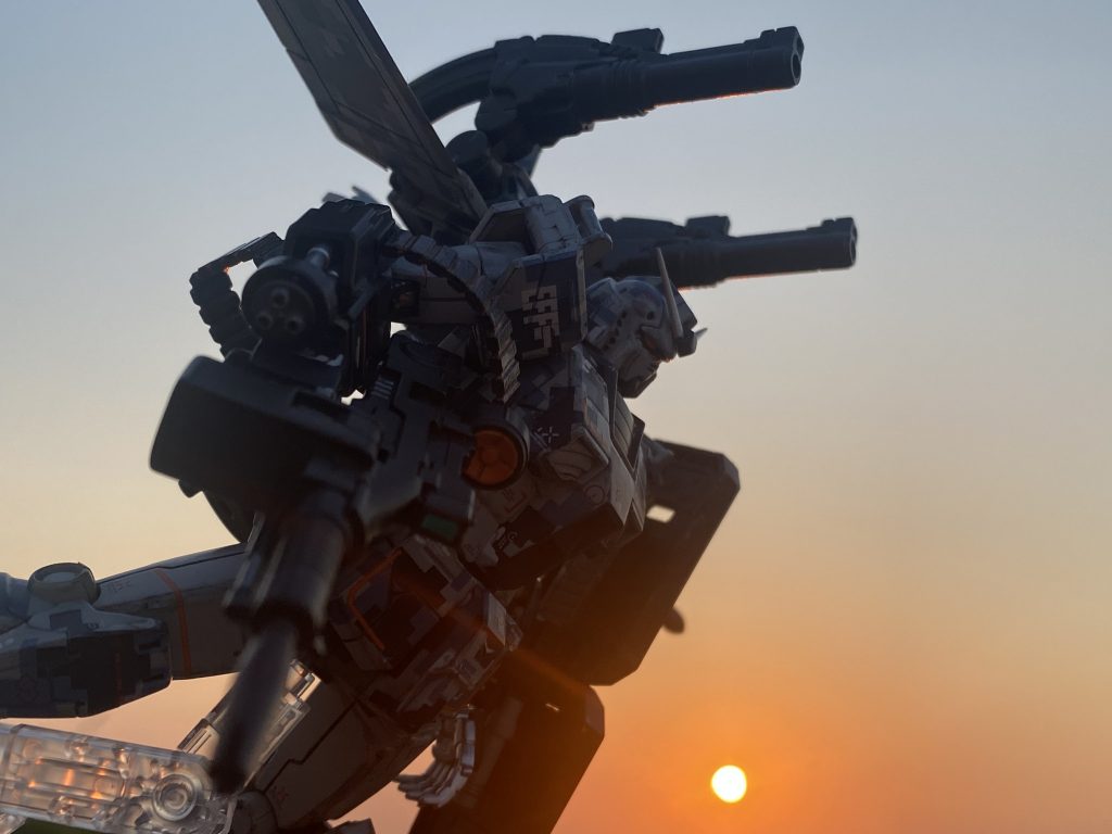 制作中トップガンマーヴェリック観ちゃったんで、早起きして日の出背景に撮影 撮影中の脳内BGMは、もちろんデンジャーゾーン♪