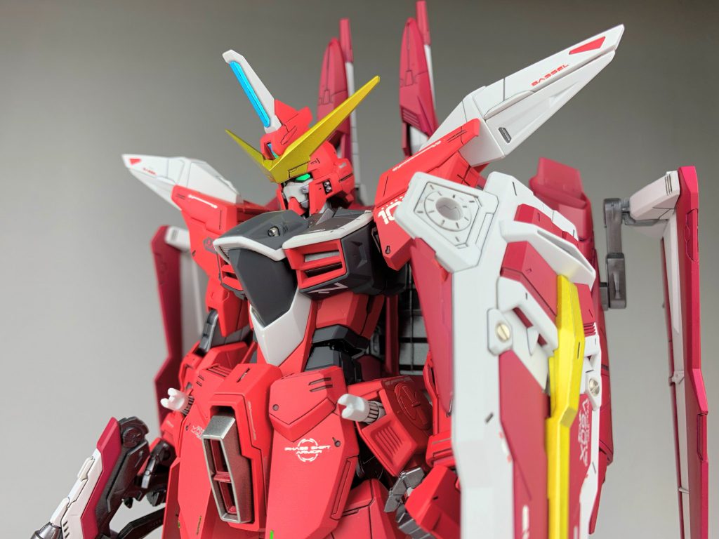 アップの写真!配色は劇中のような鮮やかなカラーリングを目指してみました😆機体各部のデカールはプレバン限定版に付属したデカールと、GHLの特典デカールを使用しています!