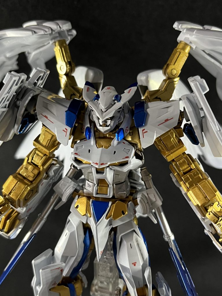 アップ画①パーツが揃うことで統一感、白と青の組み合わせでより清廉さを。天とΩの構造・ジョイントが大きく異なっていたため、初めて真鍮線を使ったりと肩の改造には少し苦労しました。しかし、流石はアストレイ同型。デザイン性はマッチしてますね。