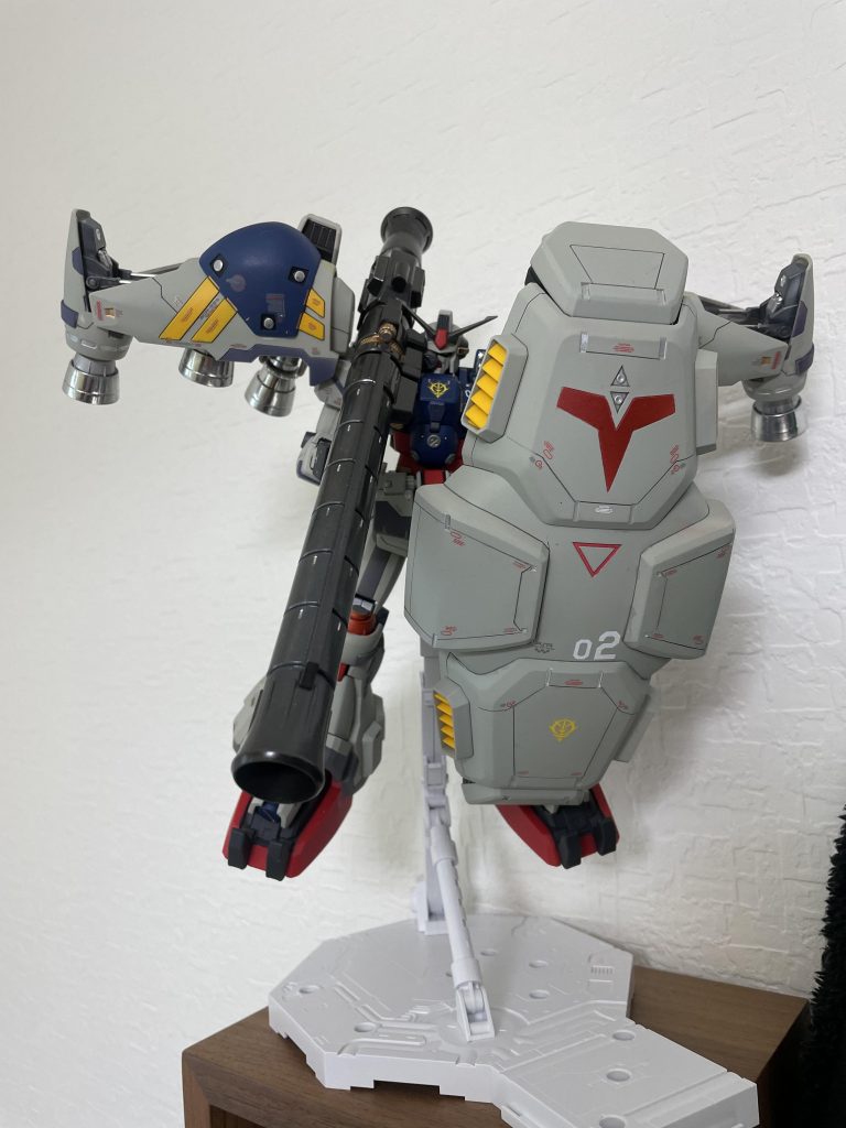 バズーカ発射ポージング。足の関節がもう限界(自立不能)で台座必須でした。