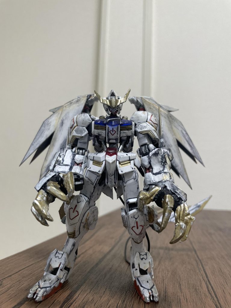 クソデカアームくんは建材破砕用の大型サブアーム、という妄想でランナーとパテを使って1から作ってみました!だもんでメカというより生物感が出てしまいました!あくまで近接武器としてのサブアームなので武器保持や精密作業用に普通のマニピュレーターも付いてる設定です!