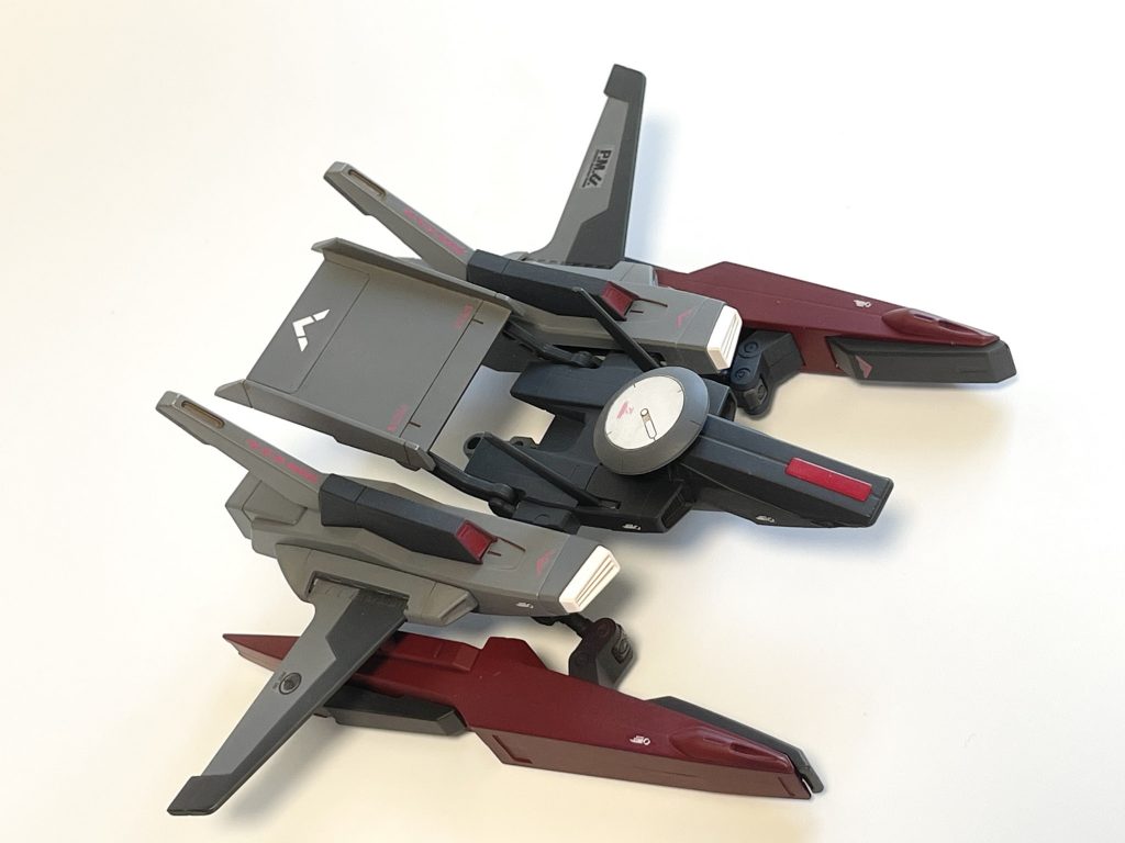 変形させると色々ハゲまくるのでちゃんとしたGディフェンサー形態は省略。なんとなくでジム本体に合わせていきましたが結構カラー気に入ってます。機首の分離コクピットの部分は分離後に遠隔操作無人機として偵察・簡易電子戦機になるという設定です。ジム本体のアンテナが三本もあるのでなんかコントロール出来そうだなと。運用としては早期警戒、あるいは戦闘宙域のデブリの裏に駐機させておくようなイメージ。電子戦用なのでレドームをつけ、ステルス塗装を意識して黒にしています。