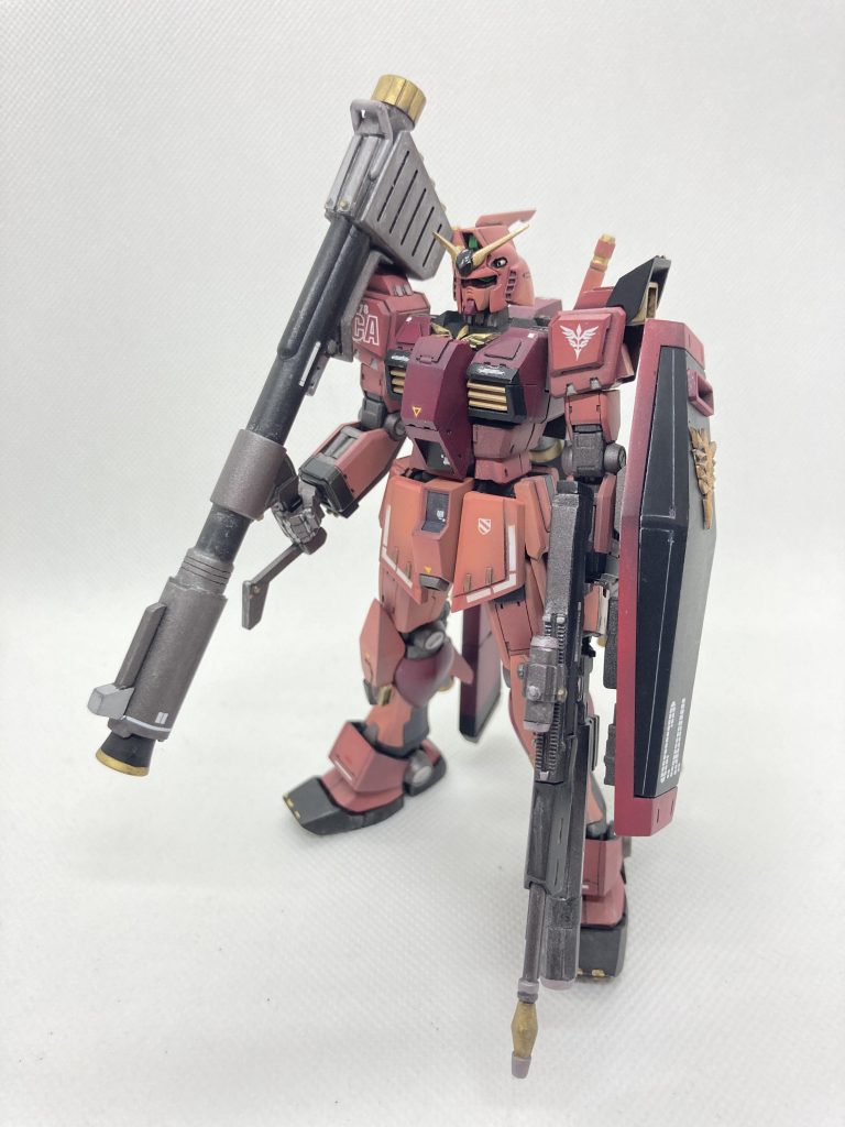 バイオセンサーのような簡易サイコミュと全天周囲モニターを搭載しているという設定なので、コクピット周りを大型化。ちなみにサイコミュはビットの操作や遠隔操作ではなく、シナンジュのように機体の追従性を向上させるのが目的です。