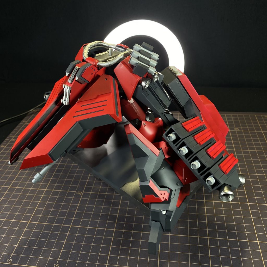 フロントスカートと膝の装甲を足したことによって元キットから大幅に見た目が変わりました。