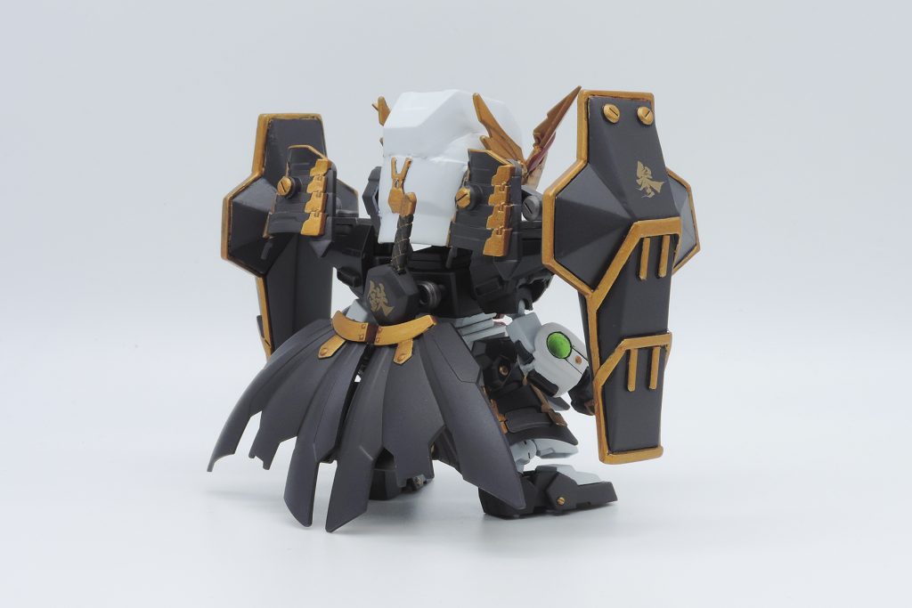 瀕死の状態で倒れている所を発見さた若者。鉄機武者・からくりの技術を用いて命を繋ぎとめた。 背中の疑似璽威衛怒駆動(ぎじじいえぬどらいぶ)が生命維持装置として機能している。