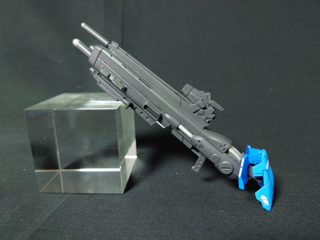 武器νガンダムHWSのハイパー・メガ・ライフルの上部にRGウイングガンダムEWのバスターライフルを接着大きさ的にオクスタン・ライフルでなくてランチャーですね