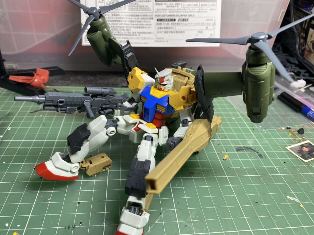 製作はRX-78を素体に30MMのパーツを盛り盛りしただけです。ベース帽(レドーム)はダイバーエースユニットから拝借。今だったらEGガンダムを使うのも手かもしれません。従兄弟から「子供でも出来る改造機を作ってくれ」とのオーダーに応えた形です。かなり遊べます。