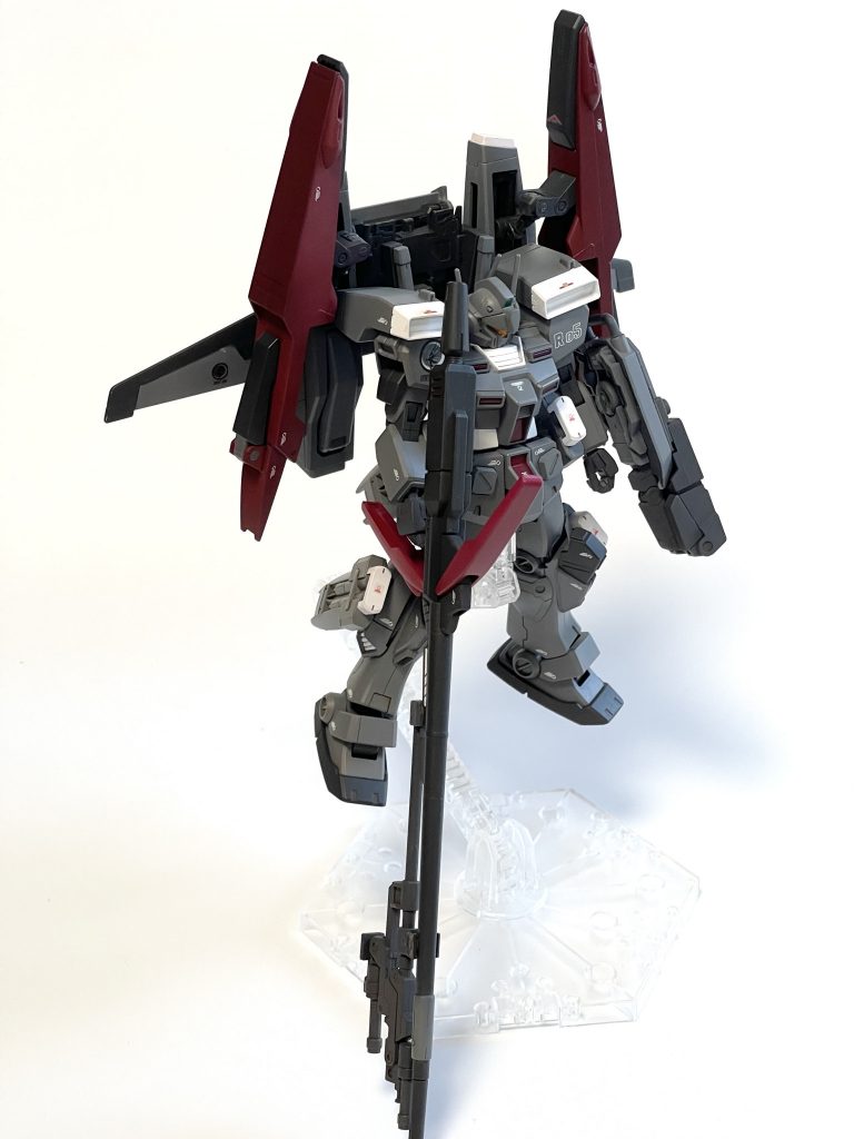 ロングライフルの下にご注目。銃剣的な感じでツインビームスピアが接続されております。実はこの武器、漫画の「機動戦士ガンダム　ヴァルプルギス」にてZⅡ V型というMSが運用しておりましてほぼ公式登場武器となっております。興味あれば画像検索してみてください。今回たまたまこういうミキシングの機体を作ることになり、こりゃ丁度いいぞということで真似しました。普通はロングライフル持ったまま格闘戦には移行しづらいですからね。