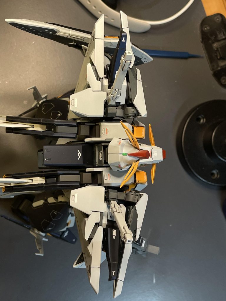 ツインアイもそうですが、一部のシールは、キットのモノを使用しましたよホントは、某ユーチューバー先生の教え通り、オーロラシールをキットのシール上に重ねて貼り付ければよかったのでしょうが、持ってないですよそんなカッコイイやつ笑付属のシールもそこそこいい感じなので、今回はとりあえずコレで良いかなと。