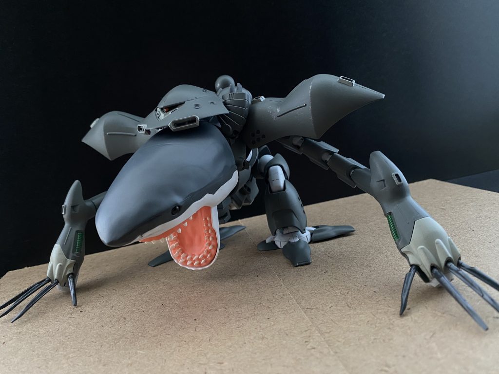 　待て、彼らは一体何を見ているのだ。資料映像？サメは、空を飛ばない、頭も一つだ。ただの魚類のはず、彼らは何の技術者なのだ。　理解の難しい記録映像を見たことで、痛む頭を下げて目頭を揉む。この暑さもある。そのとき、閉じたラップトップの上に、水色の液体の入ったグラスが置かれる。「まだやっているの」　モニク･キャディラック特務大尉の声だ。「あぁ、キャディラック特務たい…」　振り向いた私の目に映るのは…「し、失礼ですが、な、なぜ特務大尉は、水着を…」　バカンスに決まっているでしょう。さも当然のように言い放った特務大尉は、水色の液体の入ったグラスをヒラヒラさせながら、ペタペタと、基地の隣に広がるビーチへと歩いていく。待ってください、我々は任務でここに…。「あの〜、自分もこれで失礼します」　そう言って、シュノーケルをつけ、大きな浮き輪を持つヒデト･ワシヤ中尉がそのあとを追うように走っていく。任務、任務じゃないのか。「戦士の休息であるな」　その重々しい言葉に振り返ると、明らかに基地の人間ではない美女を両側に、マルティン･プロホノウ艦長が…。「…戦士の休息だ」　に、二回言った…。二人の美女の腰に手を回した艦長に付き従うように、パラソルとクーラーボックスを持ったエーリッヒ･クリューガー副長が行く。　もしかして、軍服姿なのは、僕だけか…ラップトップの上に置かれたままの水色の液体の入ったグラスをあおる。ソーダのようだ。空になったグラスを置き、軍服のボタンを外すのだった。 