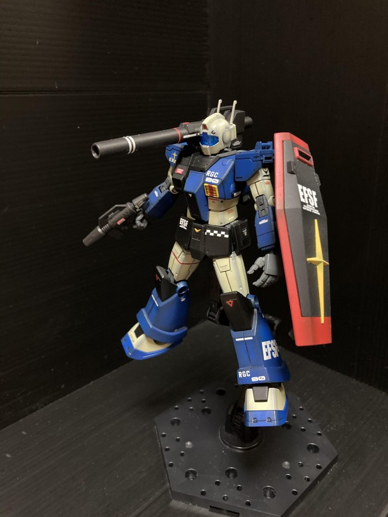 ガンダム のシールドこの時期のガンダムやジムに使われるシールドとはあくまでも爆風や衝撃波などから🌪機体に直接ダメージを受けない為の物で✨ビーム兵器を無効化する物では無かった😅どっかの本に書いてありました😊そもそも中距離支援機ですから💦WB隊のガンキャノンの位置付けシールドやサーベルは不用のはずなんですが昔から多くの作例にありますだって❗️カッコいいんだもん😤シールド付き😊って事でシールドを持たせる事にしたのですが😅普通のシールドは色が合わないなぁ😩って思ってた所・・プロトタイプガンダムは？って案を頂き😊プロトタイプガンダムのシールドを付けてみました😊