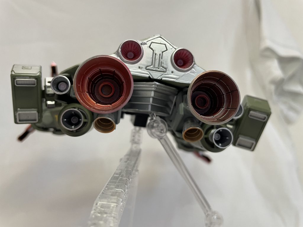 機体下部にスラスターユニットを新たに増設して稼働時間の延長と高速性の向上を図っている、その反面操縦にはかなりの技術が必要になってしまった。