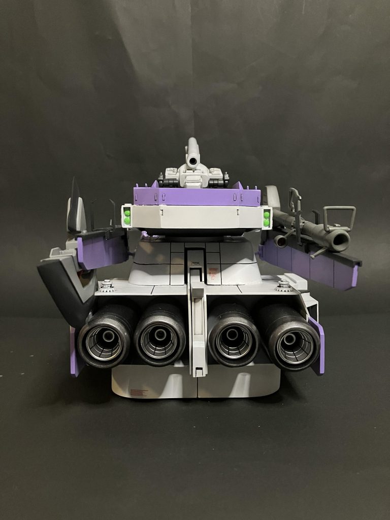 ヒルドルブの主砲は砲塔も左右に稼働して、仰角もシリンダーを仕込み遠距離の攻撃にも対応します