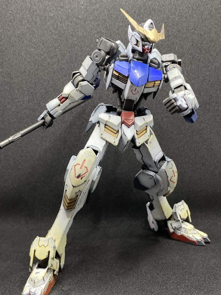 汚し加工の材料が無く、エナメルのダークグレーとイエローで汚しました。ポーズは相変わらず…