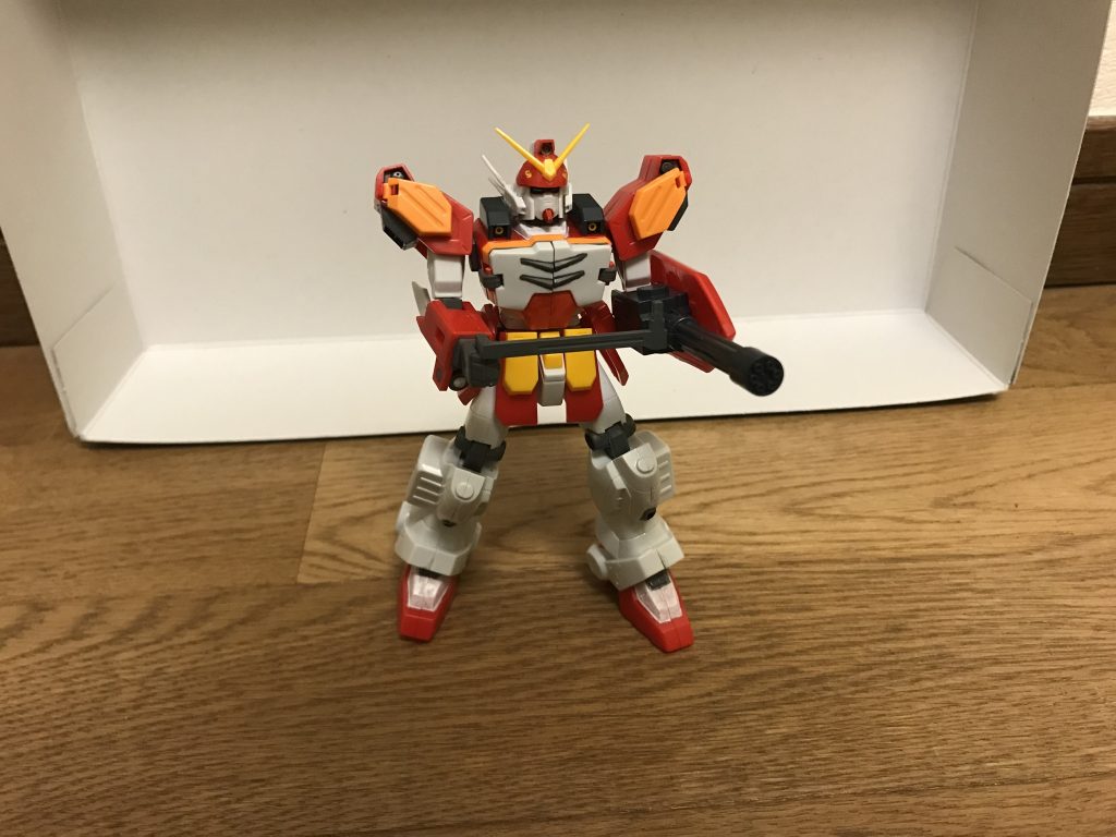 ビームガトリング左前腕を覆う形で装着して使用でき、折り畳み式のフォアグリップを展開する事も可能。不使用時はバックパックにマウントできる。また、シールドが備えられ、攻守一体の装備としても機能する。ただし、装備時は機体重量が左側に偏るデメリットも持っている。