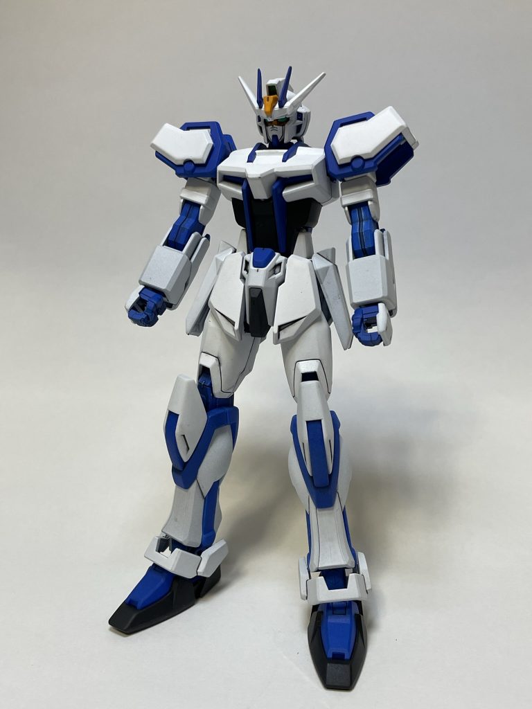 今回、自分がただ妄想と好奇心だけで自分の中で立ち上げた「ストライクブルーフレーム計画」。色々失敗しながら、ボロボロではありますが完成で来ました。設定としては、もしキラがストライクと出会っていなければ、又は叢雲劾が失敗作ではなく完璧な戦闘用コーディネイターとして確立していれば、もしかしたらストライクは叢雲さんの元にいたのかもしれない...といった妄想で、ブルーフレームセカンドリバイの設計図のカラーリングを元に、着色などを自分なりに考えて作り上げました。