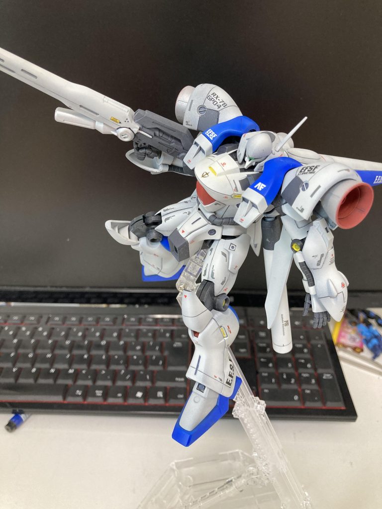 膝アーマーの肉抜きを何とかしたかったな‥‥プラ板貼る？パテで埋める？等を考えましたが失敗が怖くてそのままに。でもやっぱり目立つなー！