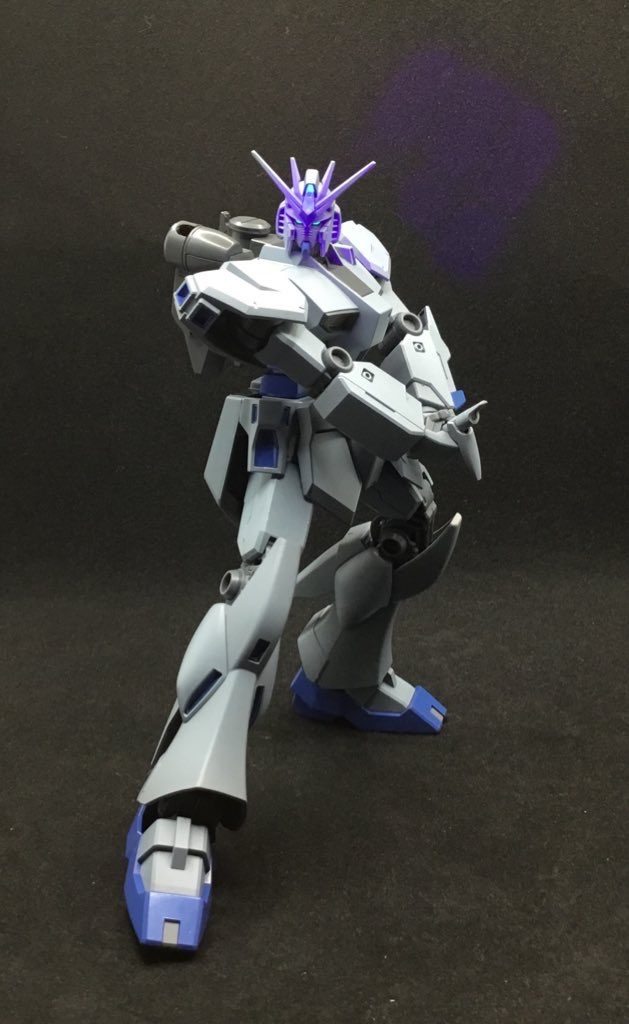 キットにビーム刃が有りませんが、作中では斬る時だけ出すという表現でしたので、これが標準とも言えますね。