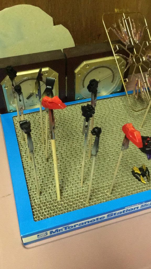 ピアノブラックとハーマンレッドを吹き付けたところ。