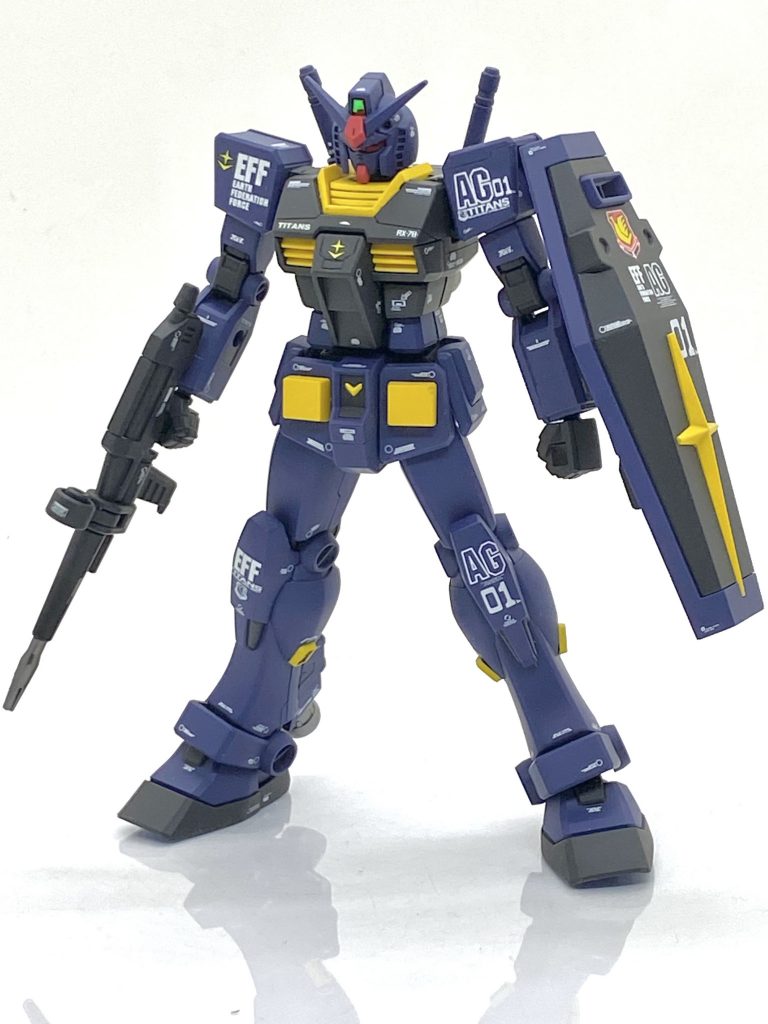 EG ガンダムを全塗装してティターンズ仕様で作ってみました。自分は本来は全塗装はしないのですが今回はAVALANCHE .t.i様のツイッター上の企画であります「俺達のEGガンダム」に参加する為に約20年ぶりに完全な全塗装しました。EGのガンダムもHGUCしか作らない自分には食指が動かない物だったのですが・・・EGのキットは買っていて興味が無い訳ではなく、こういう機会じゃないと作らないと思い、一念発起して作る事にしました。ただ、自分はプロポーション改修や武器てんこ盛りの大改造出来る腕は無いので普通に塗装して、今回はギレンの野望に出てくる原典のイメージは外さないのとプロトタイプガンダムマークⅡの更にプロトタイプでガンダムマークⅡの武器をテストする機体という設定をイメージし、小改造程度で参加する事にします。