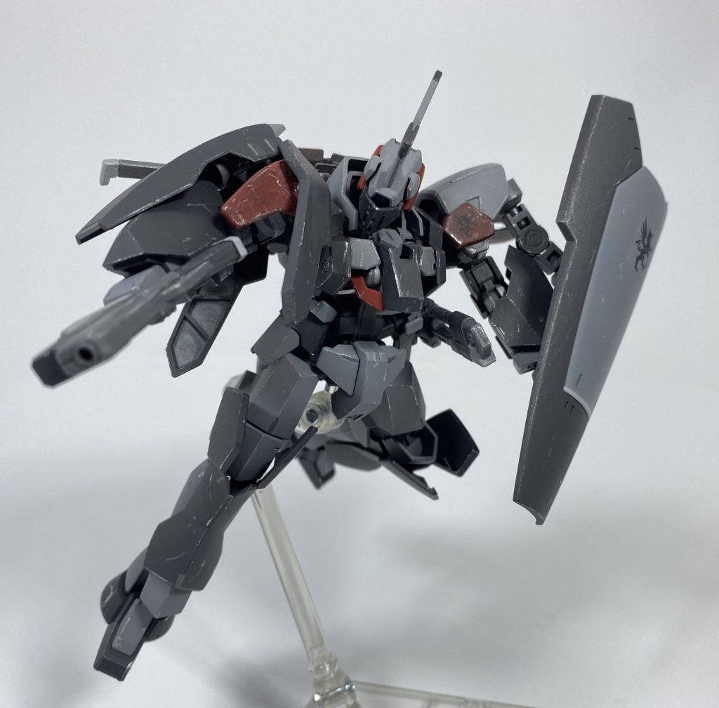 [ショートマシンガン]本機に装備された唯一の射撃武装。対MSを想定しており、貫通力よりも衝撃力を重視した弾丸が採用されている。そのため、同サイズの重機に比べると口径が大きく、射程が短い。