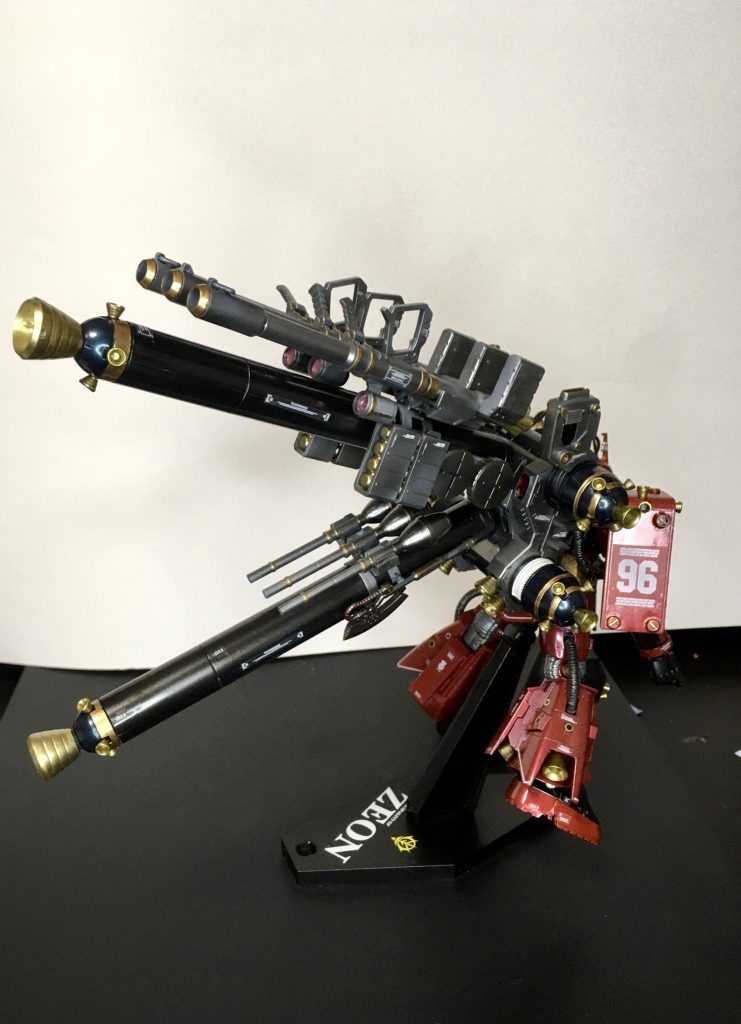 そうなんです💦ザクよりデカいプロペラントタンク!だけではなく、バズーカ3基とシュツルム3基!さすがアナザー!常識が通用しない!!