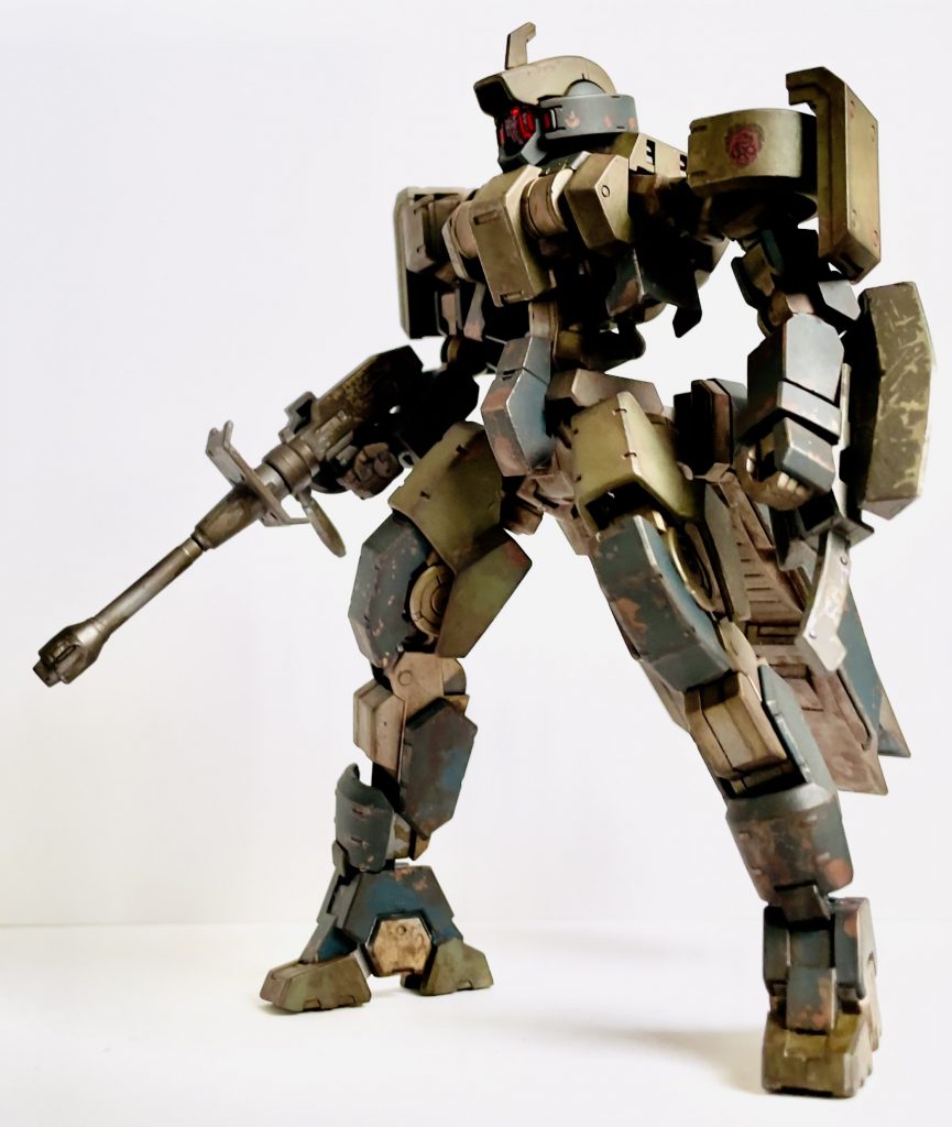 全体をシルバー塗装しその上から原作に近づけた色で塗装しケープチッピングをすることで塗装剥がれを表現しました。