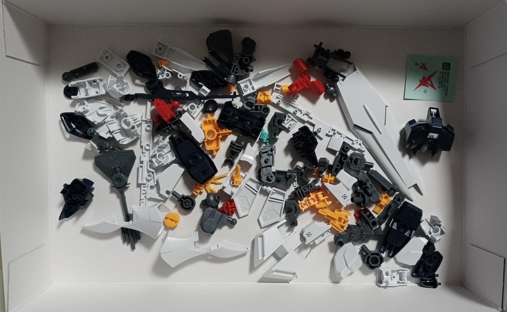 父に渡す直前の立体パズル状態、ランナーから切り離して簡単にゲート処理。組み立てられた物はデカールズレが気になったり手が左右逆だったりハメ合わせが甘かったりした