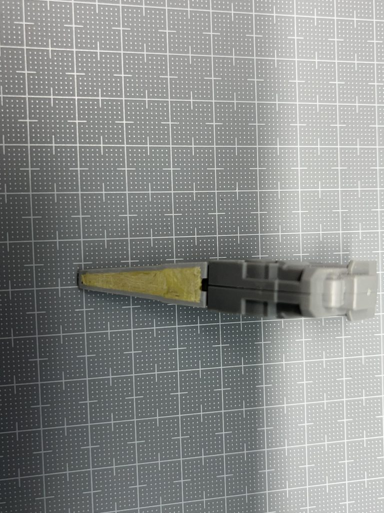 股の出っ張り裏もパテで埋めました。