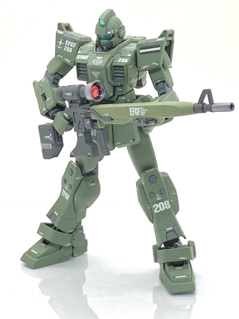 HGUC ジム・スナイパーを成形色仕上げ+αで作ってみました。ウサ男の世界観での第MS08小隊もこのジム・スナイパーが取り敢えずオーラスになります。劇中ではまさに冷徹な狙撃手で負傷兵を乗せたケルゲレンやその護衛のグフ・フライトタイプ、更には命令を無視してアプサラスⅢに接近したガンダムEz8も狙撃して撃沈や大破させ、アプサラスIIIのミノフスキー・クラフトをも撃ち抜いて中破させますがメガ粒子砲の反撃でコクピットを撃ち抜かれ、撃破されるという壮絶な最期を遂げました。ですが、陸戦型ジムの成型色違いで出ました旧HG、MGとキット化されていて中々の人気だと思います。ジム・スナイパーと言えば、やはり大型のロングレンジ・ビーム・ライフルなので、そこを塗り分けとデカールで情報量を増やしてオーラスに相応しい様に作る事にしました。