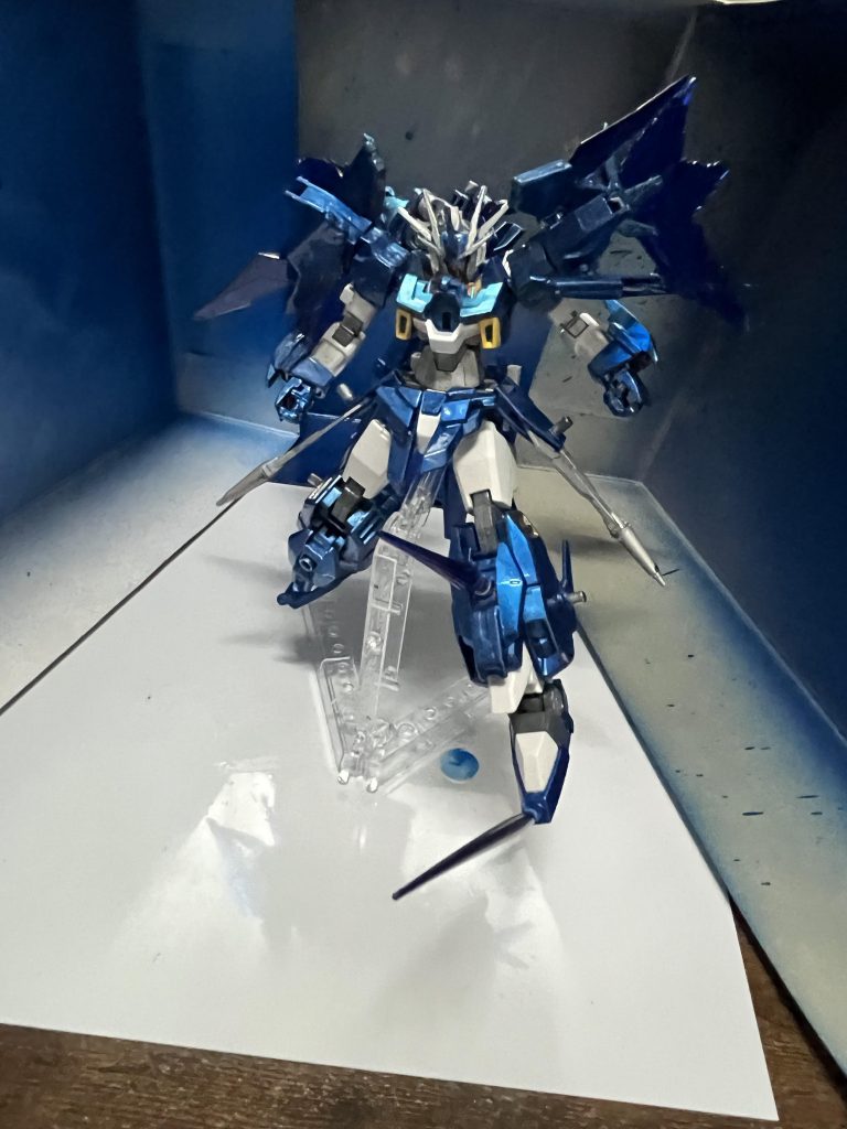足に付いた武器で蹴り技、         切ることと打つことができます。インフィニットジャスティスやテルティウム等の要素です。