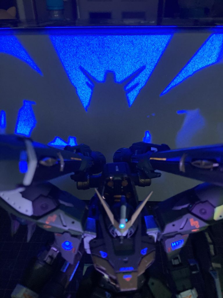 本体は半分しか写ってませんが影がやたらと悪魔的…ややエモいような恐ろしいような改造無しでこういう写真が撮れるのはキットの造形が素晴らしいからだと思いますぜひみなさま組んでみてくださいまし