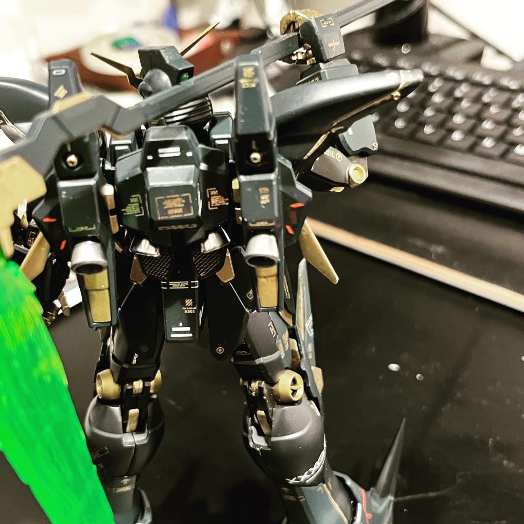 一部にメタルビーズ埋め込みも挑戦。バルカンは奇跡的に100勻潰し玉がサイズがぴったりでした。バーニアはガンプラマーカーEXのメッキシルバーを簡易エアブラシシステムで。ネットで乾燥に9日間かかると読んだので半信半疑のまま2週間ほど寝かしました。