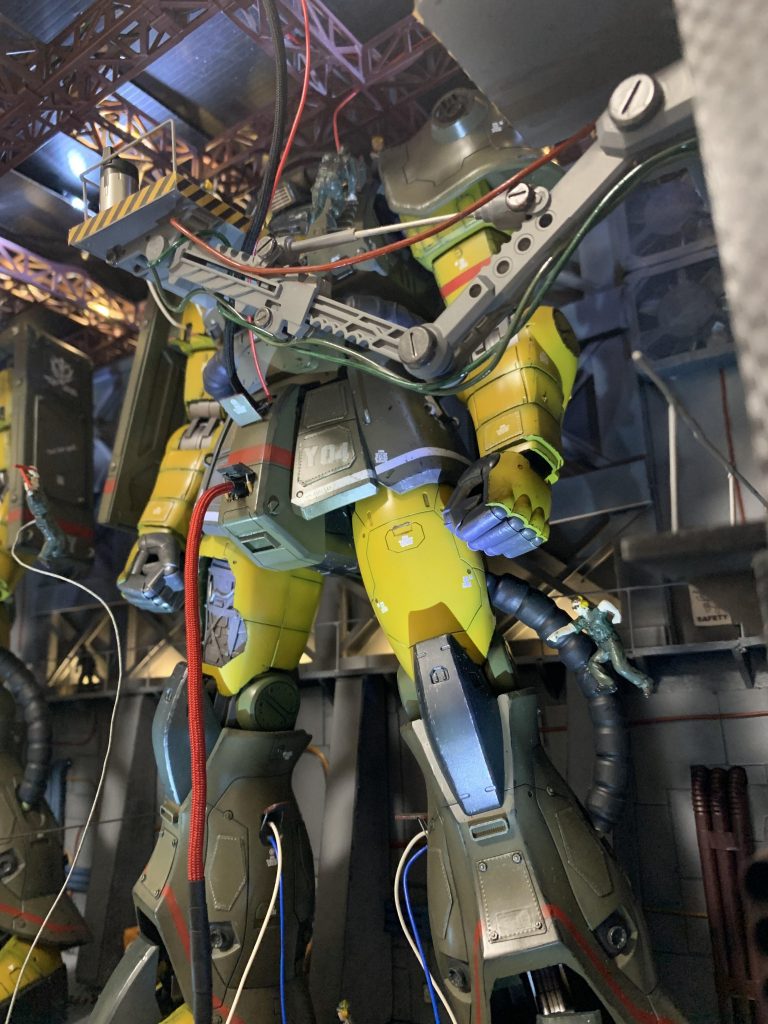 下から照らすスポットライトを配置してザクの全高の高さを表現しました。