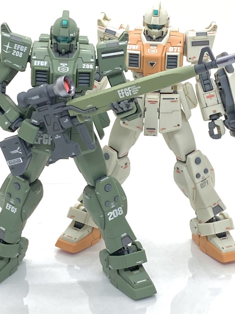 ほぼ同型の陸戦型ジムと並べてみて。デカールのデザインと位置はなるべく早めにして統一感を出しています。