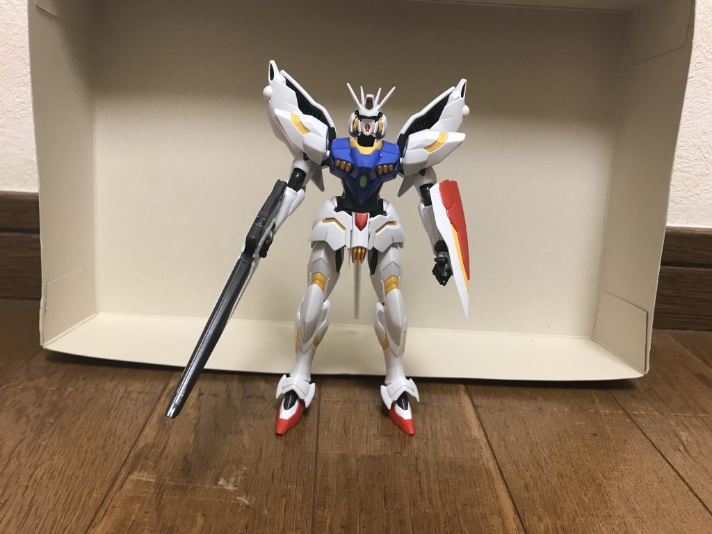 機体名:ガンダムレギルス全高:19.1m重量:17.2tヴェイガンの最高指導者であるフェーザル・イゼルカントが他勢力に対抗すべく開発した、ヴェイガン系MSにおける最強の機体。パイロットは、ゼハート・ガレット(イゼルカントの後継者/現最高指導者)。白をベースとした赤・青・黄色のトリコロールのカラーリング、細身かつ生物的に見えるフォルム、鳥類の翼のような背部ユニット、実体式シールドに内蔵された無線式の誘導ビーム兵器「レギルスビット」などが特徴。