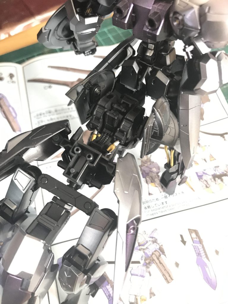 ガンダムフレームをそのまま取り付けると短く脚の幅が狭いため、ウェポンアームを使うことでバランス調整してます