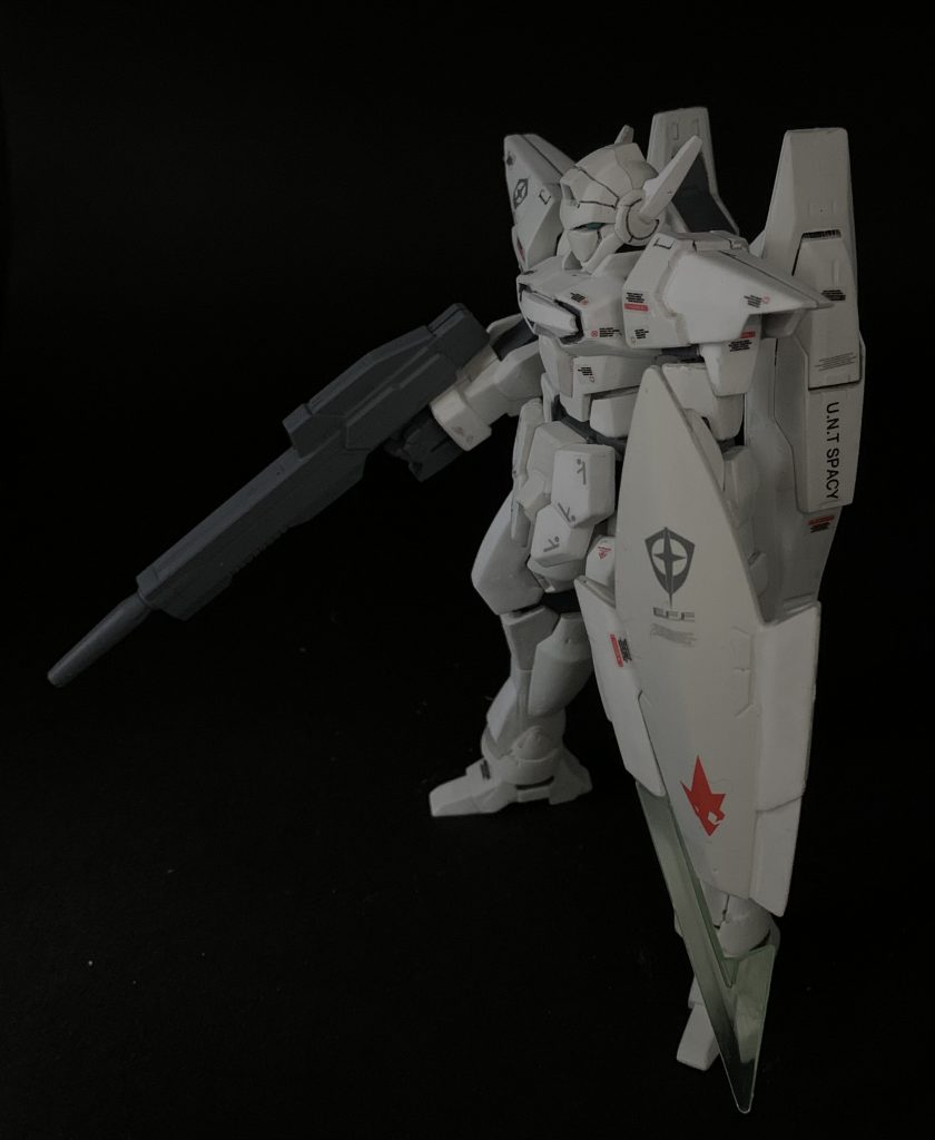 AGEのデカール中心でと言いたいところですが、ほぼ、マークだけですね。AGEのデカールは小さすぎたので、あまり目立つ感じではありませんでした。なので、その辺にあったHGフルアーマーガンダムTBの使っていなかったコーションデカールでお化粧してあげました。股間の部分なんかMGバルバトスからの流用です。