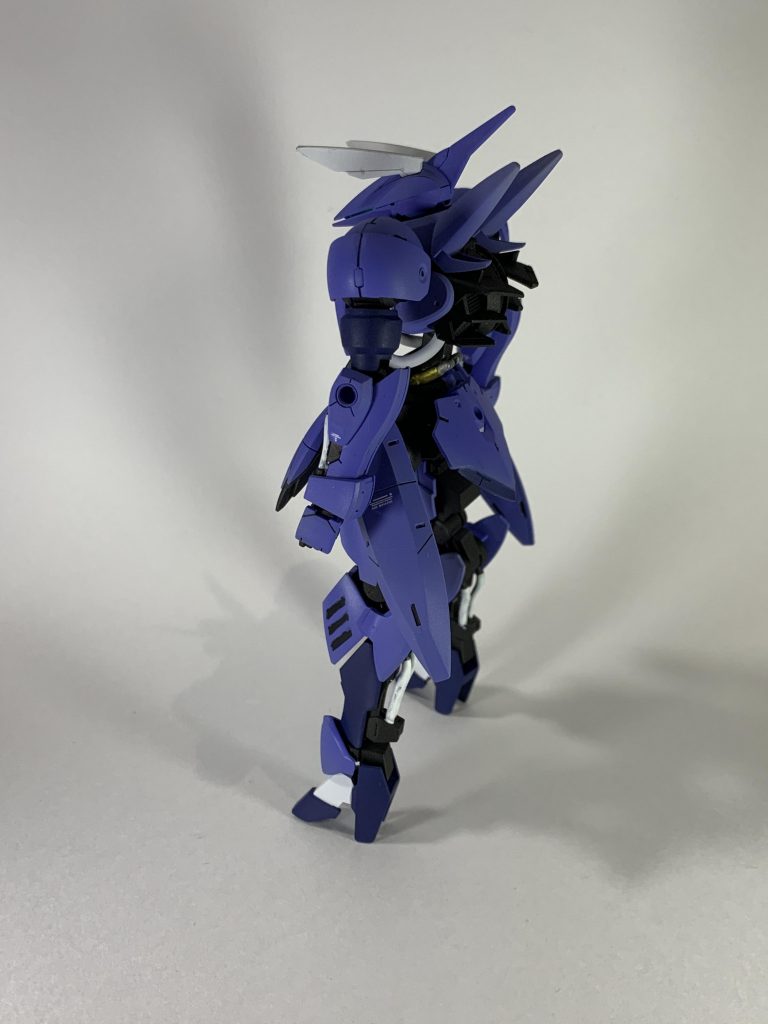 横(と背面の間...?)リアスカートの色分けはマスキング塗装をしています。多分唯一のマスキング部分だったような...