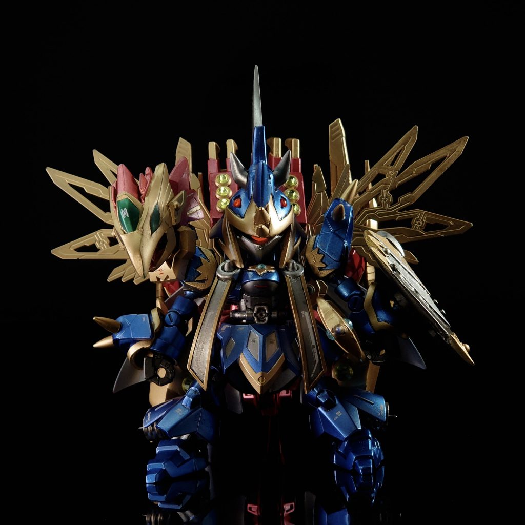 BB戦士のギミックと同じく、肩のトゲトゲを右腕に移動し、肩にグリフォンの頭がきます。