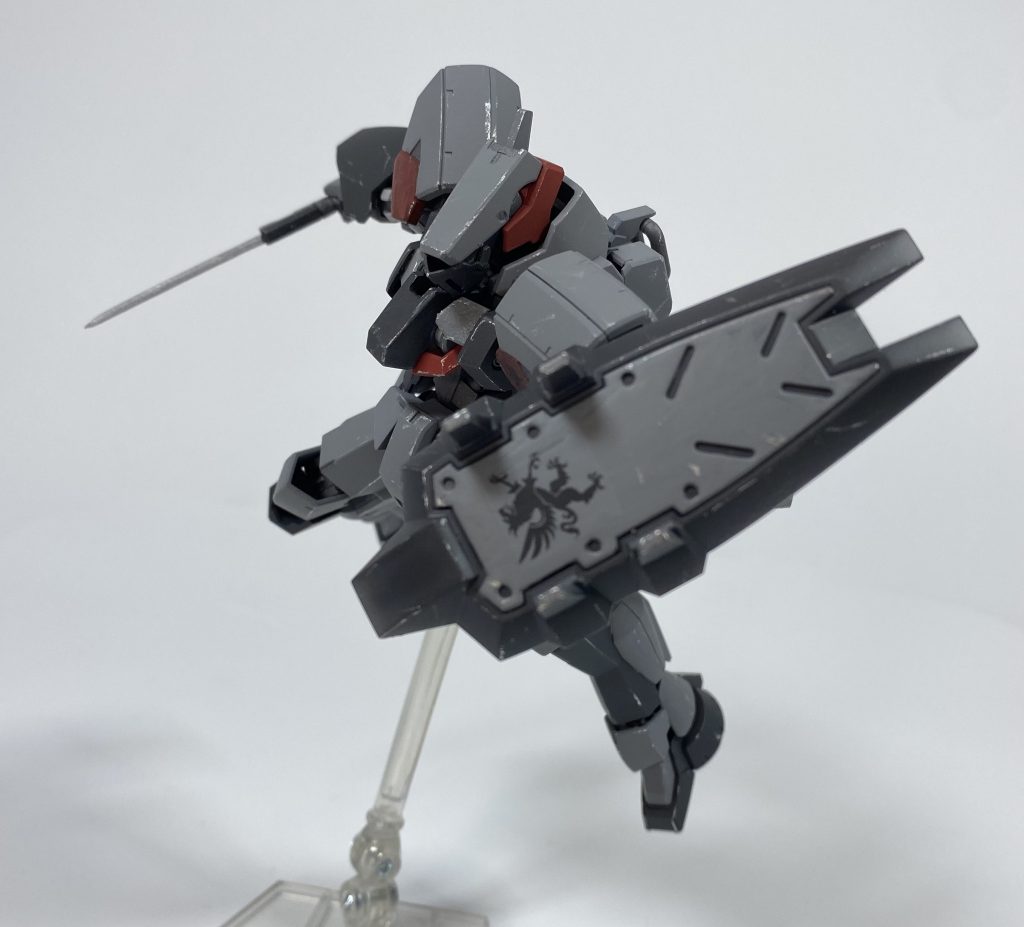 多くの武装もヴォルフ専用機のものと共通しているが、扱いやすさが重視されているため、溶断剣は不採用となっており、シールドも中型のものが採用されている。 