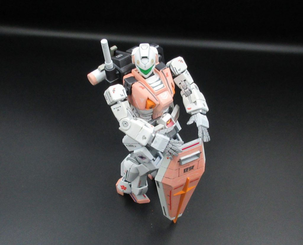 【 私の中の 妄想設定 <開発工程④>】宇宙世紀 0080 8月、とっくに 1年戦争は 終結し 時折り各地でジオン残党との 交戦が起きる程度の わりと平和な最中、やっと 脚部が完成し、『ジム F型』は ここに完成したのであった。なお 連邦軍 上層部は、この完成報告を受けるまで、『F型 プロジェクト』の 存在そのものを 忘れていた。そして 無駄な予算を 使い続けていた この事実を隠ぺいするため、すぐさま プロジェクトの凍結対応を 行っていくのであった。こうして とある極東の基地にて 人知れず開発された『ジム F型』は、最後まで 日の目を浴びることなく ひっそりと時代の闇へと 消えていったのであった。